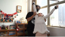 かわいい人形ほどひどく虐待する

